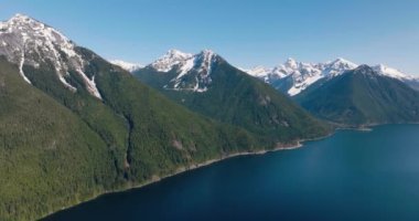 Chilliwack Gölü 'nün ve baharda dağların havadan manzarası. Vancouver 'ın doğusunda, British Columbia, Kanada