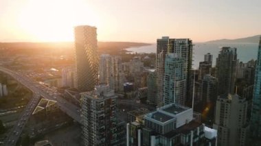 Gün batımında gökdelenlerin hava manzarası. Vancouver şehir merkezi, British Columbia, Kanada.