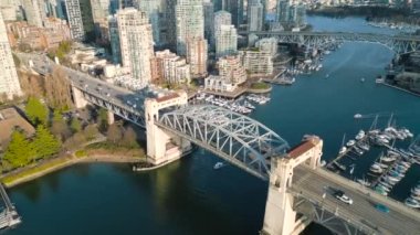 Vancouver, Granville Köprüsü ve False Creek 'in merkezindeki çarpıcı hava manzarası. British Columbia, Kanada.