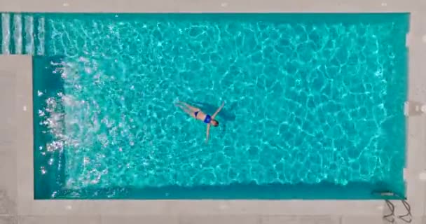 Pohled Shora Dolů Ženu Modrých Plavkách Ležící Zádech Bazénu Zpomal — Stock video