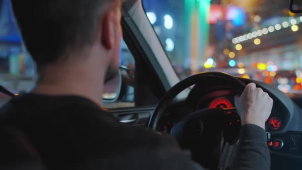 Gece Şehrinin Sokaklarında Araba Süren Bir Adam Arabanın Camında Bir — Stok video