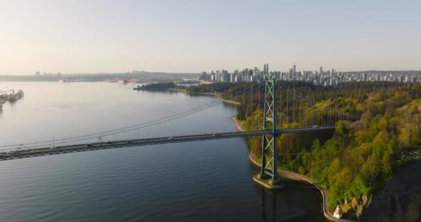黎明时分狮子门大桥和斯坦利公园的空中景观 温哥华市中心在背景上 不列颠哥伦比亚省加拿大 — 图库视频影像