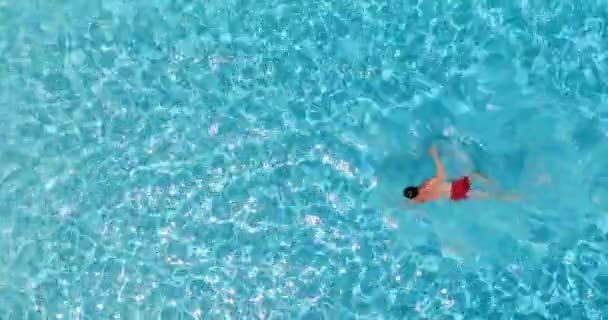 Veduta Aerea Uomo Pantaloncini Rossi Che Nuota Piscina Rallentatore Stile — Video Stock