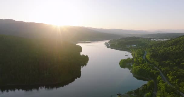 ディープコーブ湾のバーナビー山公園と日の出の周囲の山の風景からのパノラマの空中ビュー バンクーバー ブリティッシュコロンビア州 カナダ — ストック動画