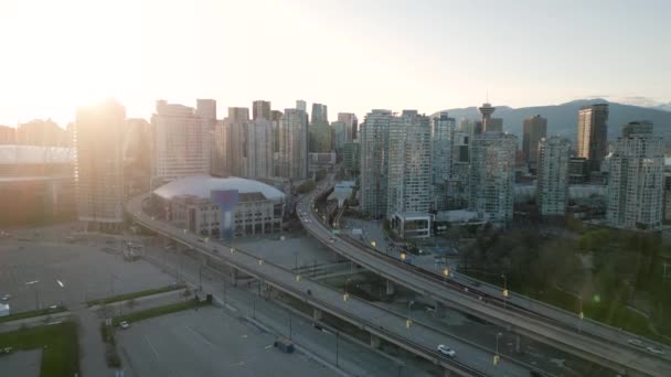 バンクーバーのダウンタウンの空中ビュー 高層ビル 日没時の交通 カナダのブリティッシュコロンビア州 — ストック動画