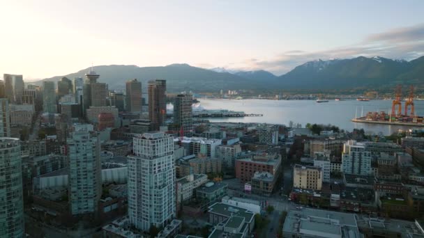 Légi Felvétel Felhőkarcolókról Vancouver Belvárosában Kikötőben Kikötőben Hegyekben Brit Columbia — Stock videók