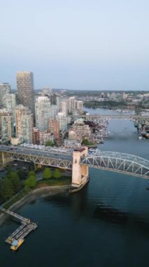 Dikey video. Vancouver, Granville Köprüsü ve False Creek 'in merkezindeki çarpıcı hava manzarası. British Columbia, Kanada.