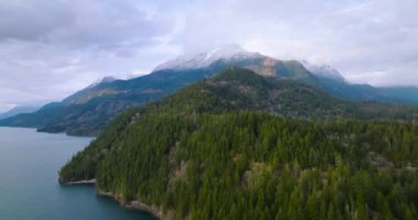 Harrison Gölü ve ormanının arka planında dağ sıraları olan panoramik hava manzarası. Vancouver, British Columbia, Kanada