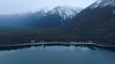 Chilliwack Gölü 'nün ve kışın dağların havadan manzarası. Vancouver 'ın doğusunda, British Columbia, Kanada