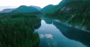 İlkbaharda Elbow Lake 'in ve dağ manzarasının havadan manzarası. Vancouver 'ın doğusunda, British Columbia, Kanada