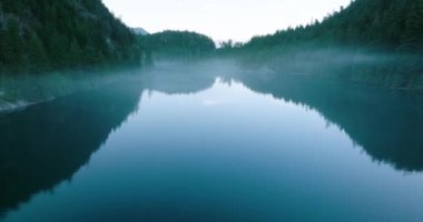 İlkbaharda Elbow Lake 'in ve dağ manzarasının havadan manzarası. Vancouver 'ın doğusunda, British Columbia, Kanada