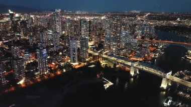Geceleri Vancouver 'ın merkezindeki Granville Köprüsü ve False Creek' in göz kamaştırıcı hava manzarası. British Columbia, Kanada.