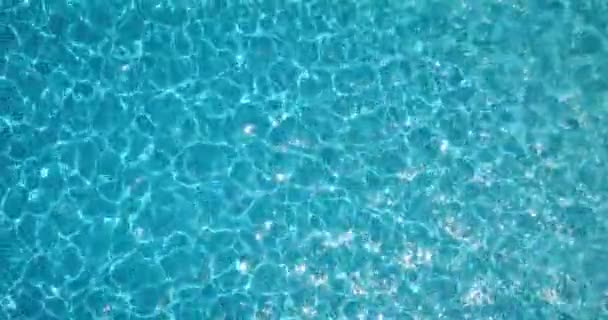 游泳池中清澈的蓝水表面 光线反射 运动缓慢 空中录像 — 图库视频影像