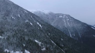 Kasvetli bir günde kışın kayalık dağların havadan görünüşü. Chilliwack, İngiliz Kolombiyası, Kanada