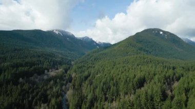 Bulutlu bir günde Kanada dağlarının hava manzarası. Vancouver yakınlarında çekilmiş, British Columbia, Kanada. Doğa Arkaplanı.