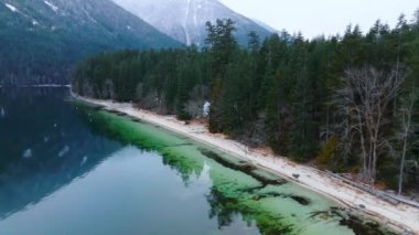 Chilliwack Gölü kıyısında ve kışın dağlarda uçmak. Vancouver 'ın doğusunda, British Columbia, Kanada