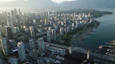 Vancouver, Granville köprüsü, False Creek ve dağlarındaki gökdelenlerin hava görüntüsü, Britanya Kolumbiyası, Kanada şafak vakti.