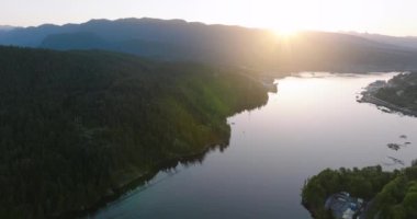 Deep Cove Bay 'deki Burnaby Dağı Parkı' ndan ve güneş doğarken çevresindeki dağ manzarasından panoramik hava manzarası. Vancouver, British Columbia, Kanada