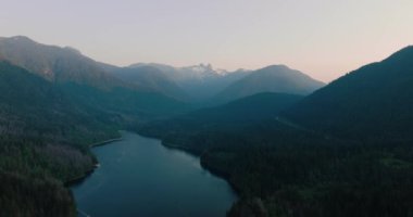 Kuzey Vancouver, British Columbia, Kanada 'daki Capilano Gölü ve dağ manzarası üzerinde insansız hava aracı görüntüsü.