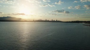 Vancouver siluetinin havadan panoramik görüntüsü yazın güzel sabah ışığında. English Bay, Vancouver, British Columbia, Kanada