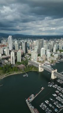 Dikey video. Vancouver, Granville Köprüsü ve False Creek 'in merkezindeki çarpıcı hava manzarası. British Columbia, Kanada.