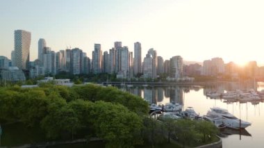 Vancouver, British Columbia, Kanada 'daki gökdelenlerin hava görüntüsü şafak vakti.