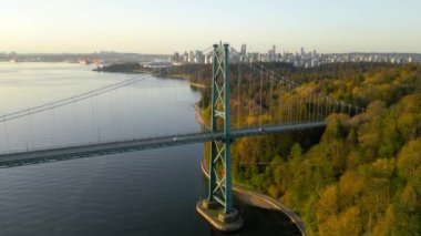 Şafakta Lions Gate Köprüsü ve Stanley Parkı 'nın havadan görüntüsü. Arka planda Vancouver şehir merkezi var. Britanya Kolombiyası Kanada 