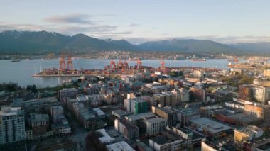 Vancouver Limanı 'nın havadan görünüşü, arka planda liman ve dağlar. British Columbia, Kanada