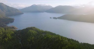 Harrison Gölü 'nün ve ormanın arka planda dağ manzaralı panoramik görüntüsü. Vancouver, British Columbia, Kanada