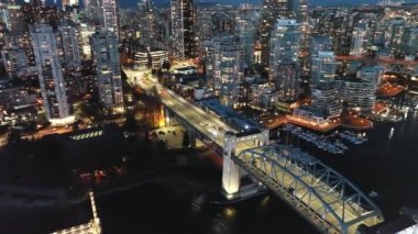 Geceleri Vancouver 'ın merkezindeki Granville Köprüsü ve False Creek' in göz kamaştırıcı hava manzarası. British Columbia, Kanada.