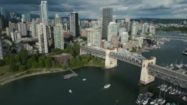 Vancouver, Granville Köprüsü ve False Creek 'in merkezindeki çarpıcı hava manzarası. British Columbia, Kanada.
