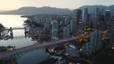 Geceleri Vancouver 'ın merkezindeki Granville Köprüsü ve False Creek' in göz kamaştırıcı hava manzarası. British Columbia, Kanada.