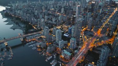 Geceleri Vancouver 'ın merkezindeki Granville Köprüsü ve False Creek' in göz kamaştırıcı hava manzarası. British Columbia, Kanada.