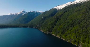 Chilliwack Gölü 'nün ve baharda dağların havadan manzarası. Vancouver 'ın doğusunda, British Columbia, Kanada