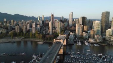 Şehir merkezindeki Granville Köprüsü ve False Creek 'in muhteşem hava manzarası. Vancouver, British Columbia, Kanada.