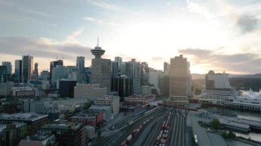 Vancouver, British Columbia, Kanada 'daki gökdelenlerin hava görüntüsü. Kanada Meydanı ve Vancouver Limanı 'nda gün batımında görüntüle.