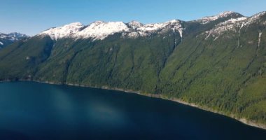 Chilliwack Gölü 'nün ve baharda dağların havadan manzarası. Vancouver 'ın doğusunda, British Columbia, Kanada