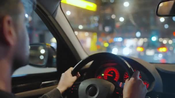 Homem Dirigindo Carro Pelas Ruas Cidade Noturna Brilha Janela Carro — Vídeo de Stock