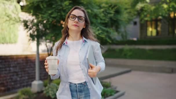 Zorgeloze Zakenvrouw Loopt Straat Met Laptop Koffie Handen Het Werk — Stockvideo