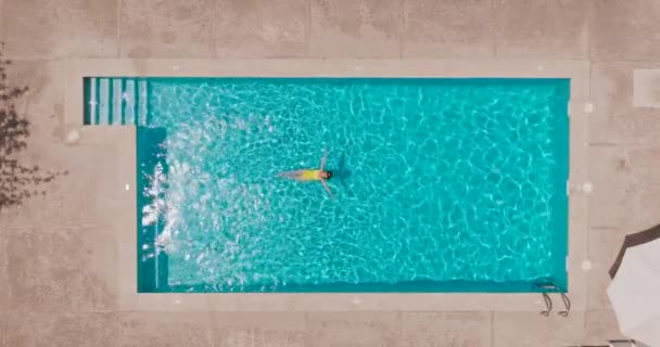Pohled Shora Dolů Ženu Žlutých Plavkách Ležící Zádech Bazénu Zpomal — Stock video