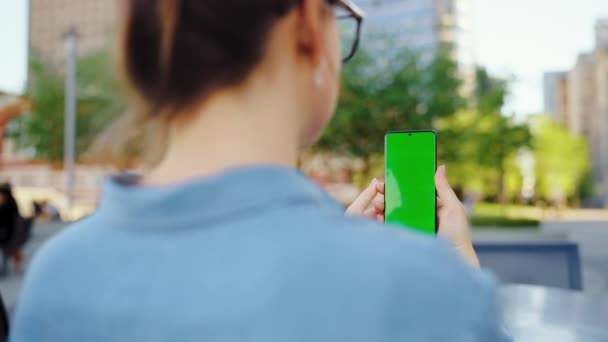 Mujer Está Pie Calle Uso Teléfono Inteligente Con Pantalla Verde — Vídeo de stock