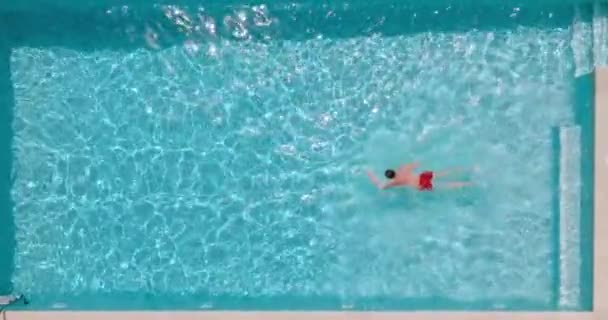 Vista Dall Alto Verso Basso Uomo Pantaloncini Rossi Che Nuota — Video Stock