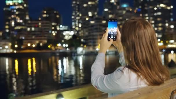 여성은 스마트폰으로 밴쿠버 건물의 사진을 찍는다 캐나다 — 비디오