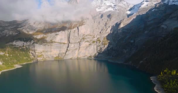 Widok Powietrza Jezioro Oeschinensee Góry Bluemlisalp Jesienny Dzień Alpy Szwajcarskie — Wideo stockowe