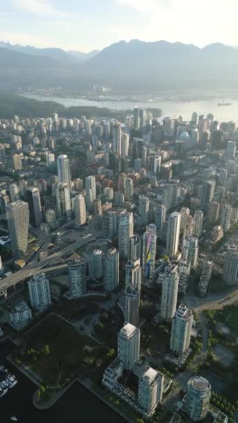 Vídeo Vertical Vista Aérea Los Rascacielos Centro Vancouver Océano Montañas — Vídeo de stock