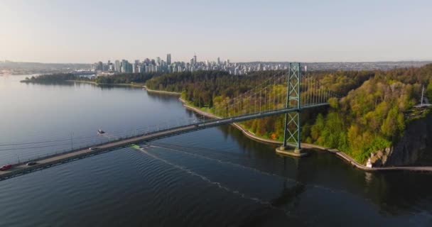 黎明时分狮子门大桥和斯坦利公园的空中景观 温哥华市中心在背景上 不列颠哥伦比亚省加拿大 — 图库视频影像