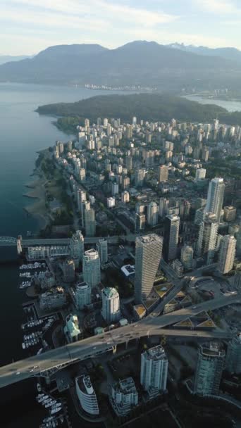 Függőleges Videó Légi Kilátás Felhőkarcolók Belvárosában Vancouver False Creek Hegyek — Stock videók