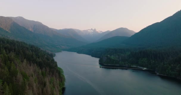 Drohnenblick Über Den Malerischen Capilano See Und Die Berglandschaft North — Stockvideo