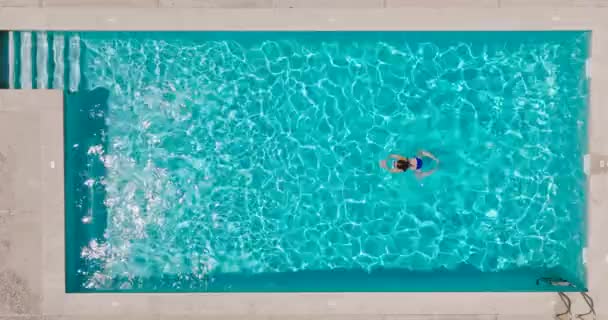 Bovenaanzicht Van Een Vrouw Een Blauw Zwempak Die Het Zwembad — Stockvideo