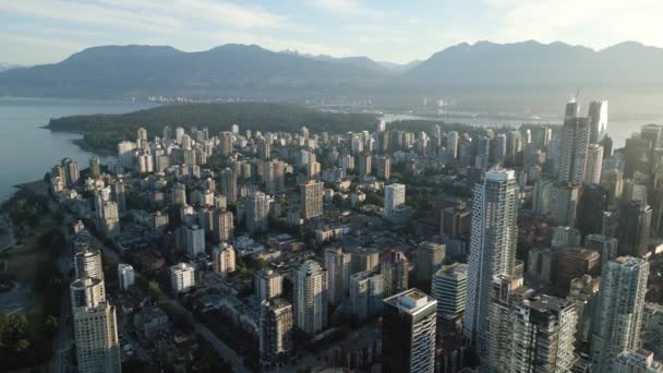 Légi Kilátás Felhőkarcolók Belvárosában Vancouver Csendes Óceán Hegyek Brit Columbia — Stock videók